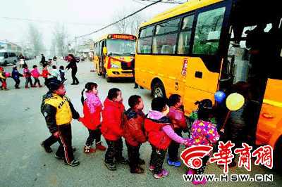 戶縣一幼兒園喜迎2輛新校車 車內(nèi)學(xué)生都配安全帶