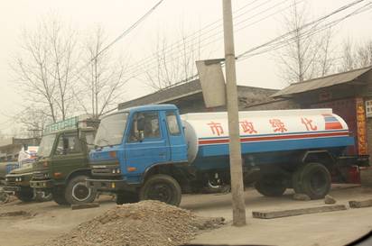 河南汝州近百報(bào)廢校車(chē)流向社會(huì) 成馬路殺手(圖)