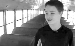 美國：校車司機突發病  13歲男孩沖上前將車停穩