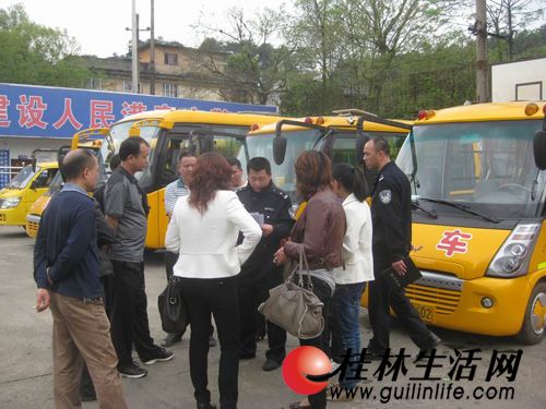 桂林雁山交警深入貫徹執(zhí)行《校車安全管理條例》