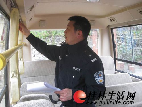 桂林雁山交警深入貫徹執(zhí)行《校車安全管理條例》