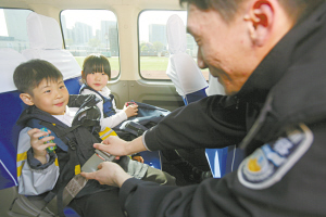 天津市紅橋分局民警深入校園 宣傳校車安全(圖）