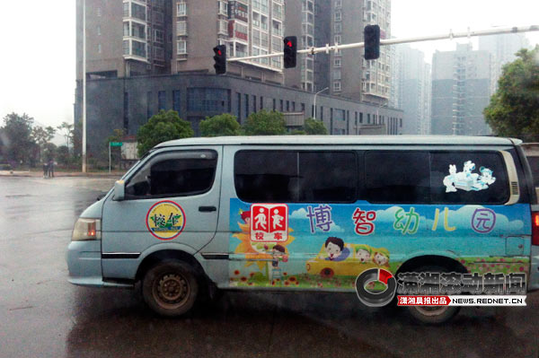 湖南：幼兒園校車半小時(shí)送走9個(gè)孩子 多數(shù)車輛禮讓[圖]