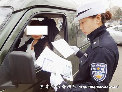 齊齊哈爾女司機(jī)剛領(lǐng)駕照一年半竟開校車(圖)