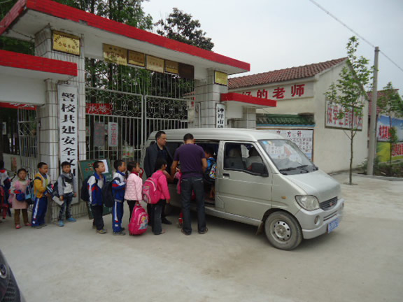 荊門鐘祥市磷礦鎮(zhèn)聯(lián)合小學：管控社會“校車”服務學生