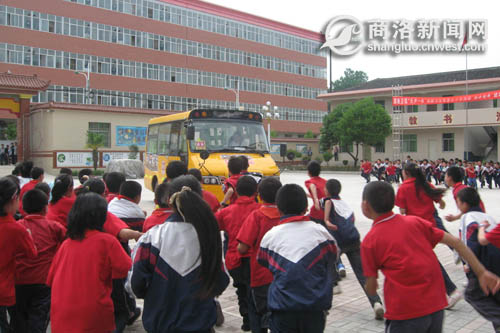 “快樂校車”開進商南光輝愛心小學 “快樂校車”開進商南光輝愛心小學
