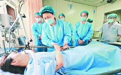 劉延?xùn)|代表黨中央國(guó)務(wù)院看望慰問(wèn)最美女教師張麗莉