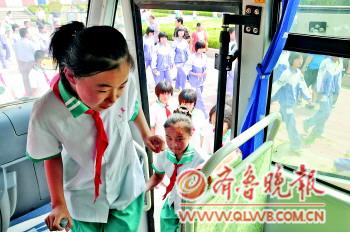 平陰：校車運(yùn)營(yíng)花費(fèi)巨大 錢從何來？