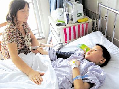江夏：8歲男童校車內摔癱瘓