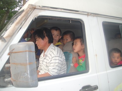 梁山交警查獲嚴(yán)重超員“黑校車” 