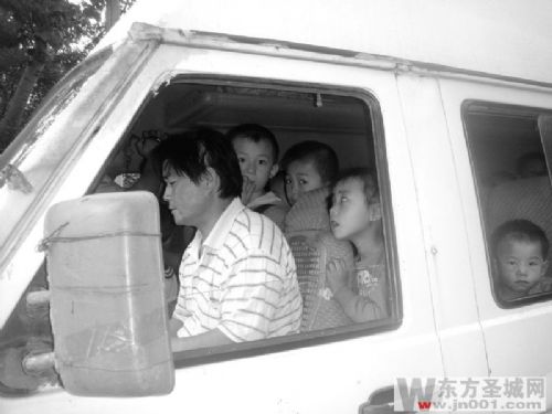 濟(jì)寧梁山一黑校車超載 核載16人竟裝62