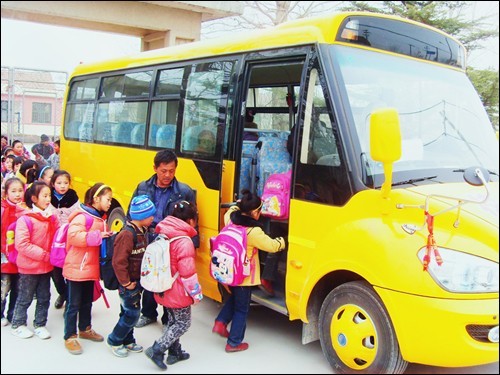 農民自買校車，好道德與領導無關（圖）