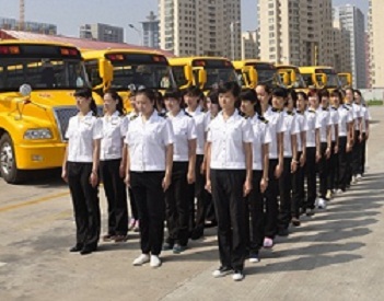 女特警校車公司授課 護導(dǎo)員頂烈日學(xué)防恐(圖)