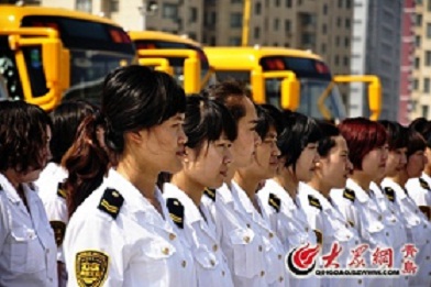 女特警校車公司授課 護導(dǎo)員頂烈日學(xué)防恐(圖)