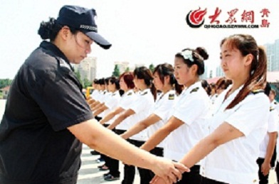 女特警校車公司授課 護導(dǎo)員頂烈日學(xué)防恐(圖)