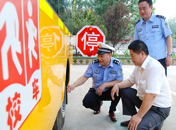 阜南交警開(kāi)展校車暑期安全檢查(圖)