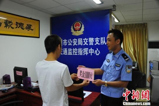 柳州市民舉報超載黑校車獲交警千元獎勵