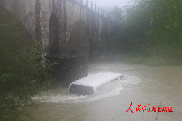 咸寧一校車側翻掉下橋 三人被困