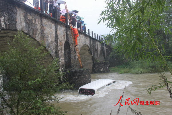 咸寧一校車側翻掉下橋 三人被困