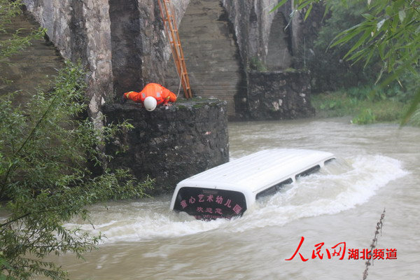 咸寧一校車側翻掉下橋 三人被困
