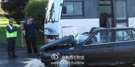 寶馬撞上校車很“受傷”
