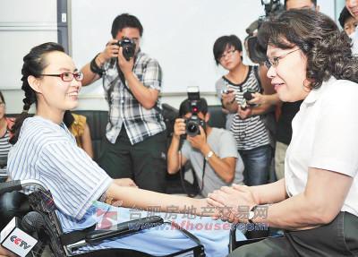 最美女教師獲1572萬(wàn)善款 希望可以重回講臺(tái)