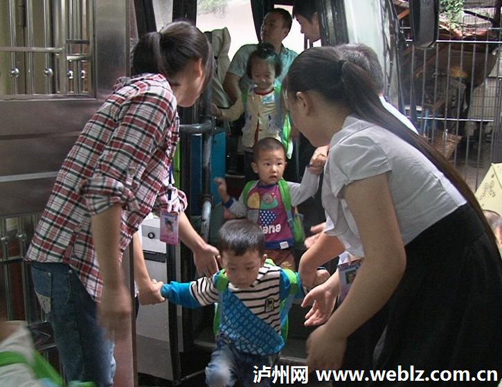 瀘州紅星街道：突擊檢查校車(chē) 確保學(xué)生人身安全