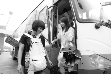 大學新生報到 車站迎新校車接不接？