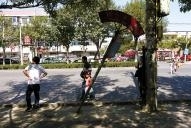 天津?yàn)I海新區(qū)塘沽一校車站牌歪斜 家長(zhǎng)急盼修復(fù)