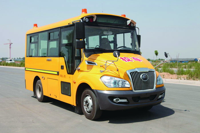 校車司機（A照司機）招聘難成為了許多學校頭疼的問題，他們只能眼看著購買的新校車停在停車場上漸漸蒙上灰塵。然而，B照小校車的問世，幫他們解決了這一難題。
