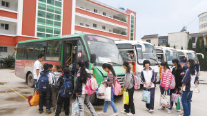 班主任組織學(xué)生有序上車。