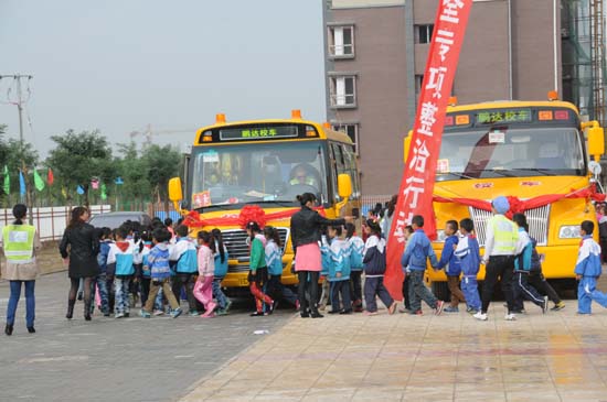 青銅峽市啟用校車服務(wù)農(nóng)村偏遠(yuǎn)小學(xué)生
