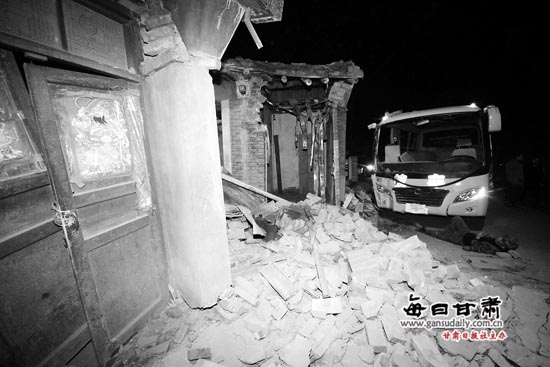 校車失控 沖進路邊民房