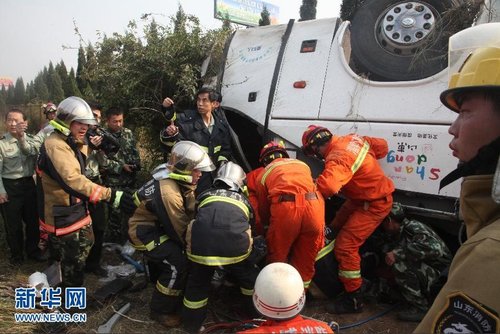10月7日，消防官兵在車禍現(xiàn)場組織救援。圖片來源：新華網(wǎng)