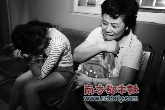 <p>    昨日，女童家屬在醫院悲痛萬分。南都記者霍健斌 攝<br /></p>