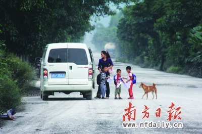 偏遠鄉鎮幼兒園校車普遍超載 小孩擠一點比較安全?