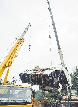 19日，吊車將事故車輛從山坡下吊起。 新華社發(fā)