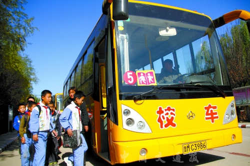 博興縣小學(xué)生喜乘“補(bǔ)貼校車”