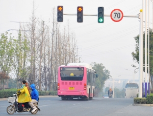 記者在現(xiàn)場(chǎng)拍下的闖紅燈校車(chē)。