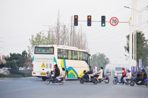 6輛“校車(chē)”，3輛闖紅燈