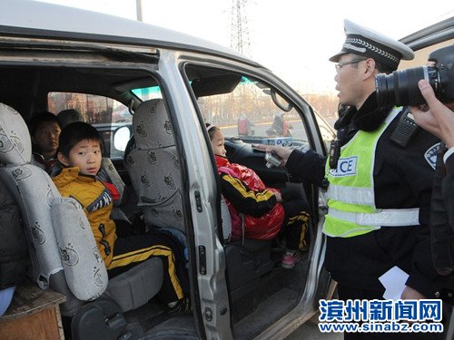 濱州：西城交警凌晨時分出擊治理黑校車