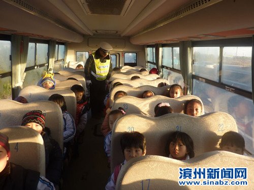 濱州東城交警：關(guān)愛下一代 校車安全突擊檢查