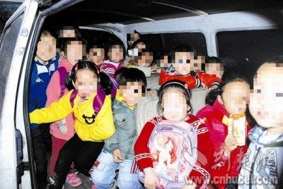 這輛核載11人的面包車?yán)飻D進(jìn)了28名幼兒。通訊員 孫軍 攝