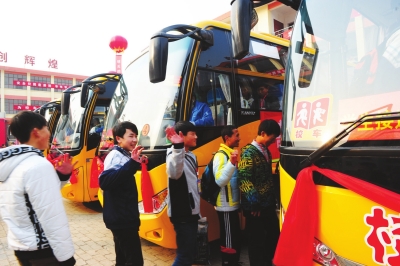 七里河區17輛新校車運行