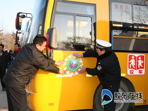 交警張貼校車安全標(biāo)識(shí)資料圖