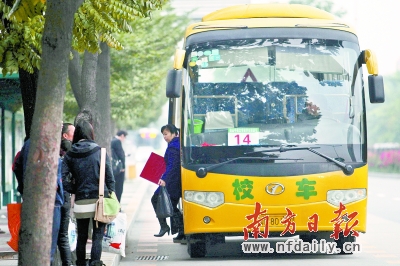 昨日下午，一輛由大巴改裝而成的校車(chē)在深南大道運(yùn)行。南都記者 趙炎雄 攝