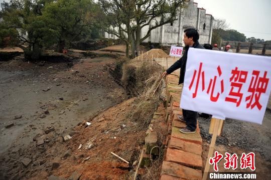 江西鷹潭警方否認校車事故中“民警只拍照不救人”