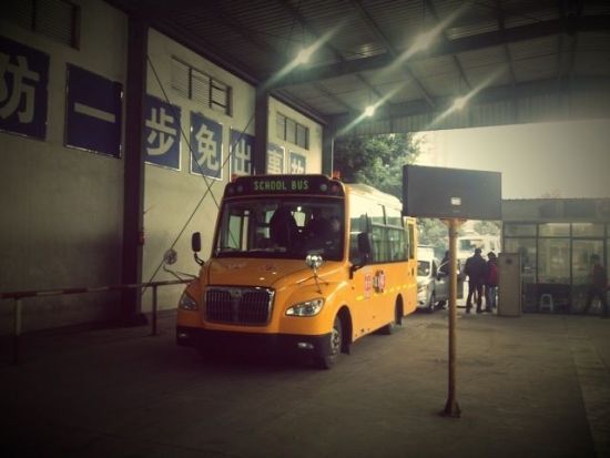 高雷雷支教捐贈(zèng)的校車(圖片來(lái)自@高雷雷微博)