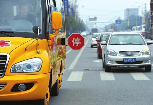 新交規(guī)元旦后實(shí)施 交警解讀避讓校車竅門