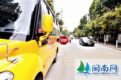 新交規實施首日 泉州車輛見校車主動避讓